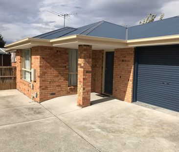 Neat and Tidy Three Bedroom Home - Photo 4