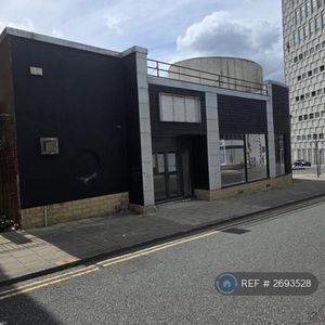 10 bedroom bungalow to rent - Photo 2