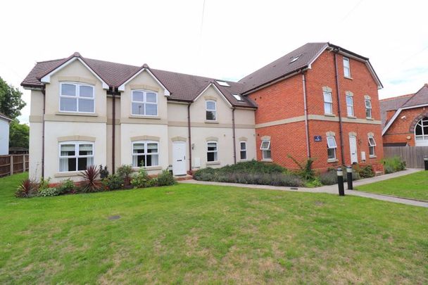Colin Road, Gloucester - Photo 1