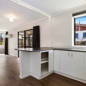 Cosy Two Bedroom - Photo 2