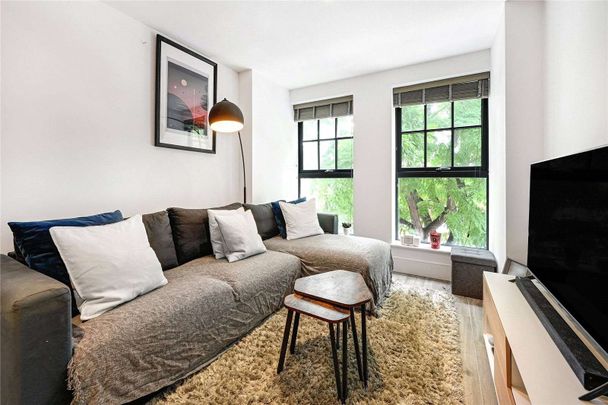 A large one-bedroom apartment with immaculate interiors, on the second floor of a modern and secure building in the heart of fashionable Brook Green. - Photo 1