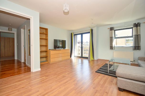 2 bedroom Flat To Let - Photo 1
