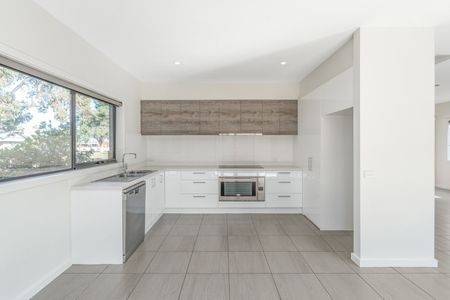 Townhouse in prime location! - Photo 3