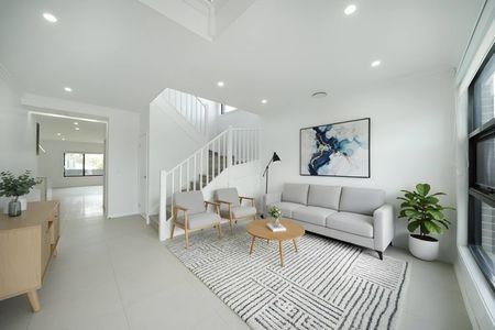 EXECUTIVE FAMILY HOME WITH MULTIPLE LIVING AREAS !!! - Photo 2