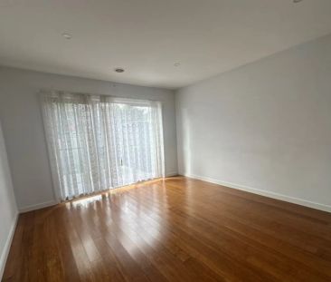 Stunning Three Bedroom Townhouse - Photo 2