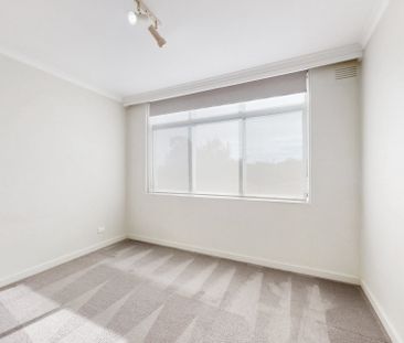 Charming Two-Bedroom Apartment in Prime Essendon Location - Photo 4