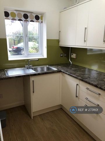 2 bedroom semi-detached house to rent - Photo 2