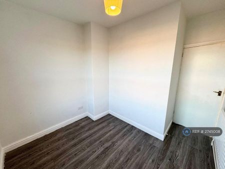 3 bedroom end of terrace house to rent - Photo 3