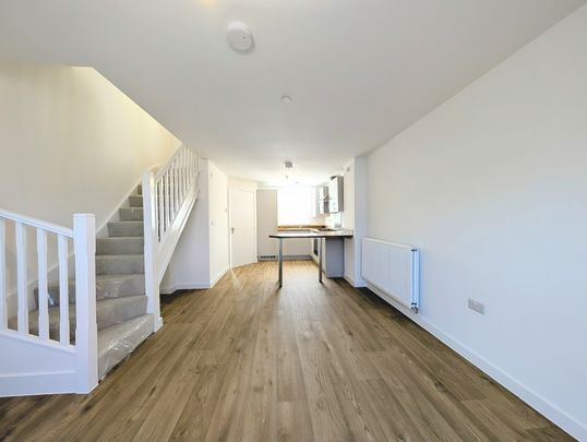 Heol Y Gylfinir, Llanilid - Photo 1