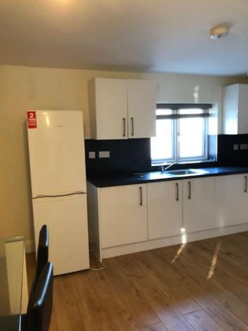 Almond Grove, Brentford TW8, London - Photo 2