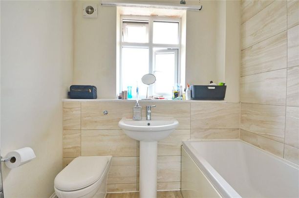 4 bedroom end of terrace house to rent - Photo 1