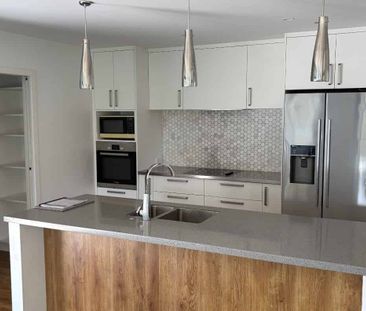 Beautiful Three Bedroom Home - Photo 2