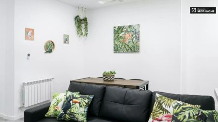 Double bed in Stylish rooms for rent in enormous student flatshare near Puerta del Sol in Madrid Centro - Photo 2