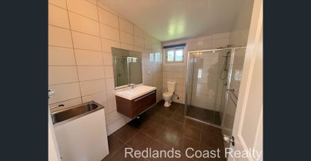 Beautiful 2 Bedroom Property With Water Glimpses - Photo 4