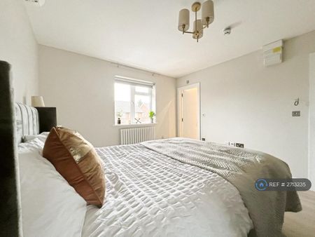 1 bedroom in a house share to rent - Photo 2