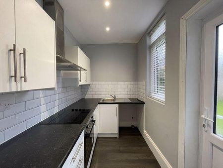 2 bedroom ground floor flat to rent - Photo 4