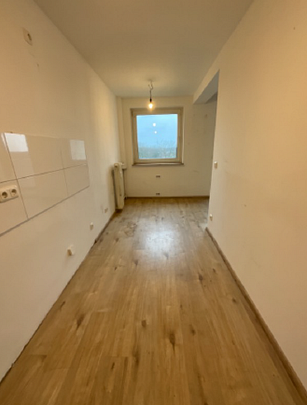 Demnächst frei! Moderne 2-Zimmer-Wohnung in Duisburg Röttgersbach - mit neuem Laminat - Photo 1