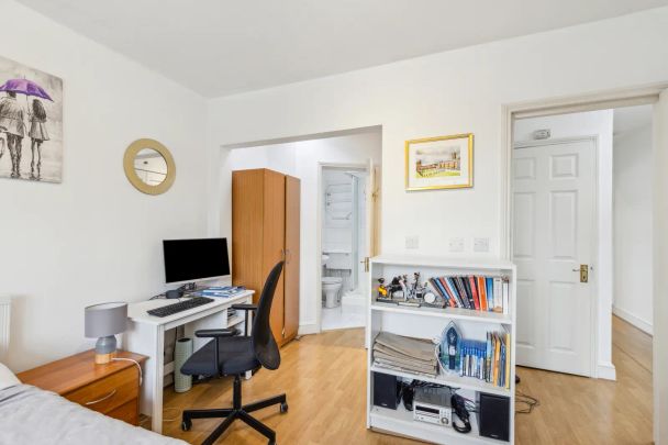 2 bedroom flat in London - Photo 1