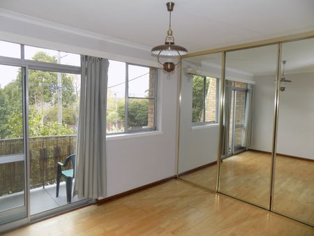 SPACIOUS TWO BEDROOM APARTMENT - Photo 2