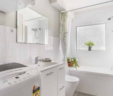 Easy Coastal Living – Home Near Everything - Photo 4