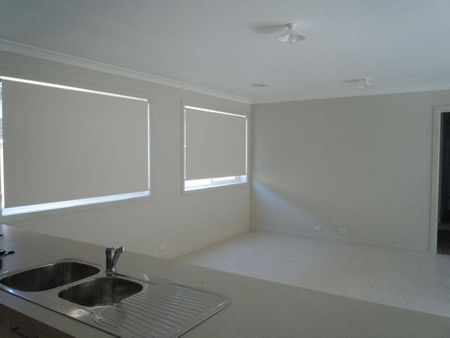 ** UNDER APPLICATION- LEASE PENDING** LOW MAINTENANCE - IDEAL FOR PROFESSIONAL COUPLE/SINGLE OR SMALL FAMILY...... - Photo 2