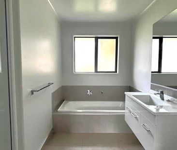Near new 4 bedroom home - Photo 3