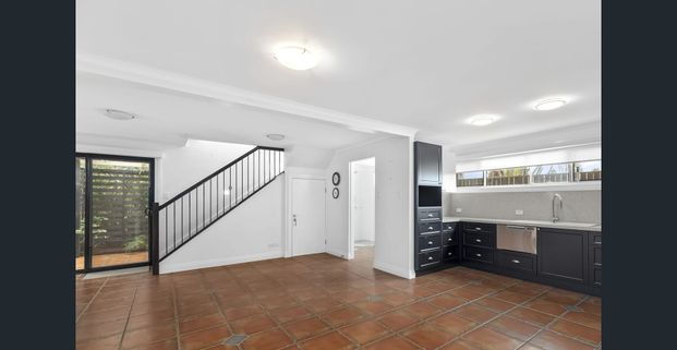 Charming Inner-City Townhouse - Photo 1