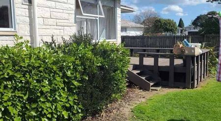 Spacious Family Oasis: 5-Bedroom Home with Self-Contained Sleepout & Expansive Lawn - Photo 2