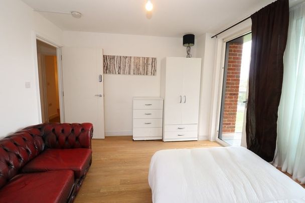 Room in a Shared Flat, Marner Point, E3 - Photo 1