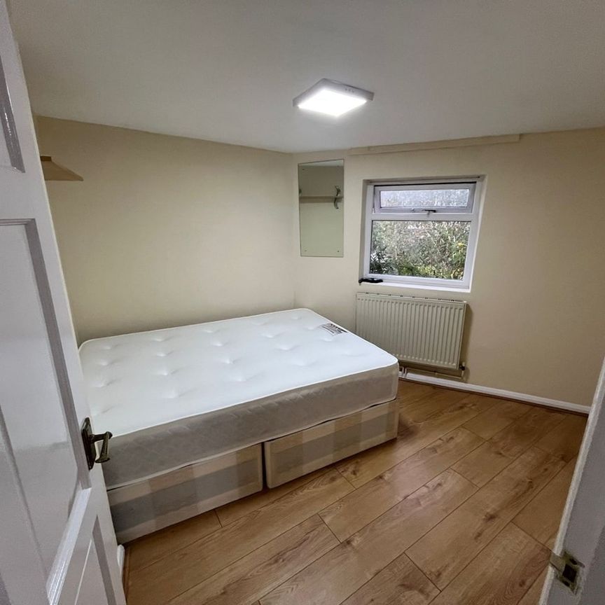 Studio Flat, Lee High Road, SE13 - Photo 1