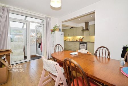 3 bedroom end of terrace house to rent - Photo 2