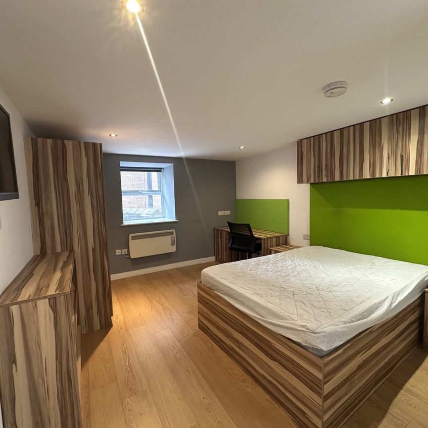 Kirkgate, Huddersfield - Photo 1