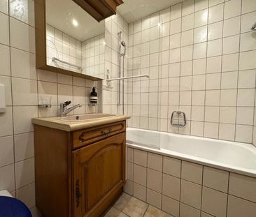 Besonderes Wohnambiente mit Balkon & Schlossblick - Photo 3