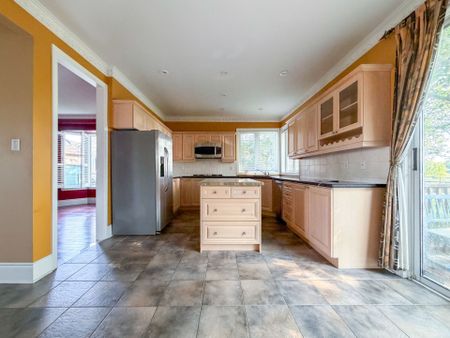 For Lease - 704 Foxcroft Boulevard, Newmarket, Ontario - Photo 4