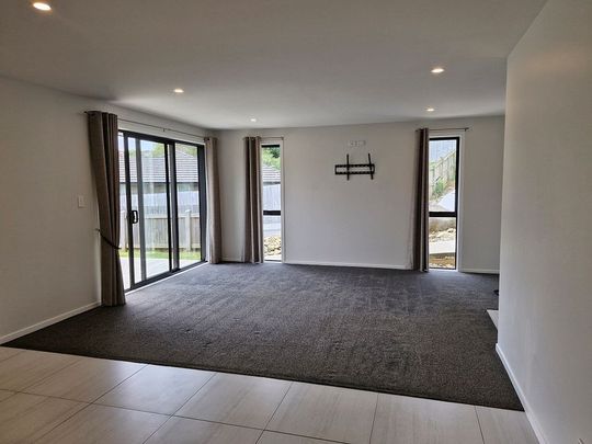 Modern, warm 4BR Home in Tuakau w/ Deck - Photo 1