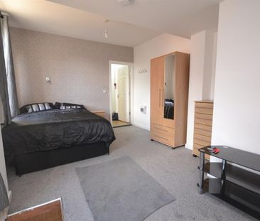 1 bedroom Flat To Let - Photo 2