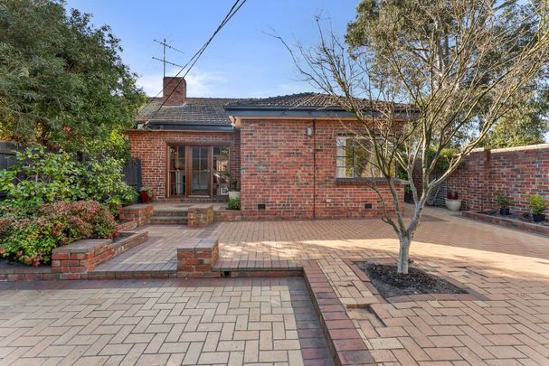 ART DECO FAMILY HOME IN SANDRINGHAM - Photo 1