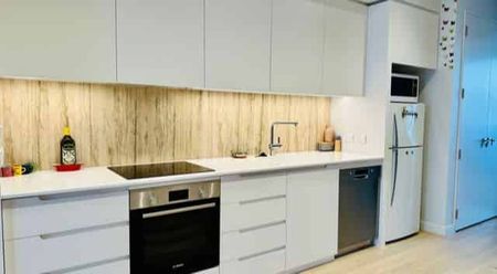 Stylish Epsom Apartment with Amenities - Photo 3