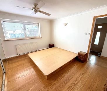 8 Esplanade, Exmouth - Photo 6