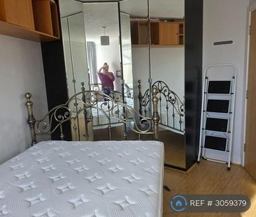 1 bedroom in a flat share to rent - Photo 2