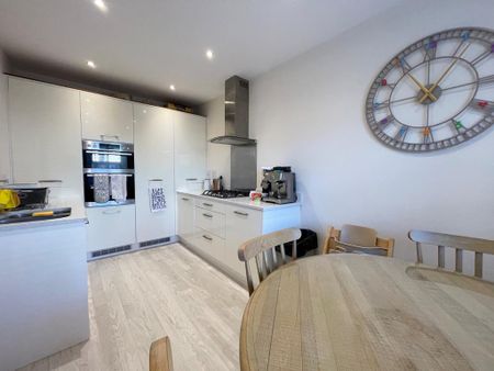 4 bedroom end of terrace house to rent - Photo 5