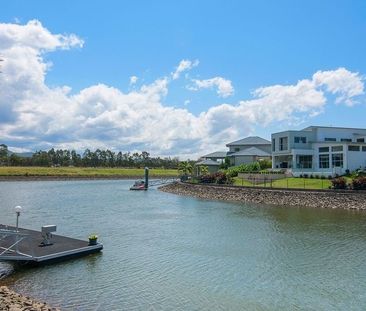 Spacious Waterfront Family Home in Helensvale! - Photo 1