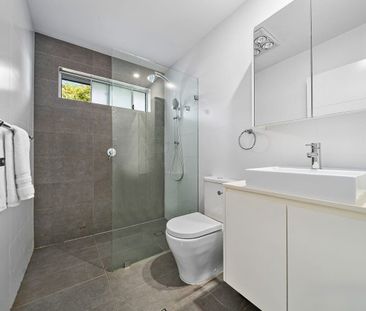 Beautifully Renovated Family Home Close to Everything - Photo 3