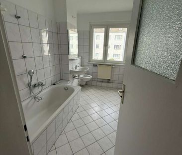 4-Zimmer-Wohnung mit großer Küche und Badewanne, renoviert, ab sofort - Photo 4