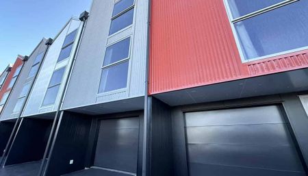 Perfectly located townhouse with stunning views! - Photo 2