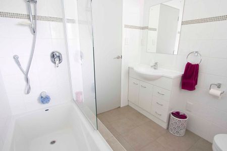 Sunny Titrangi 3 bedroom on Atkinson Rd - Photo 5