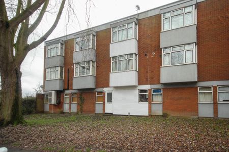 St. Benedicts Close, Atherstone - Photo 2