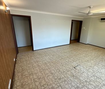 AMPLE PARKING ON ACACIA - Well Maintained 3x1 - Photo 2