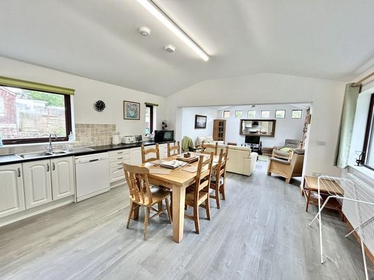 4 bedroom detached house to rent - Photo 1