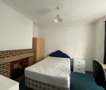 4 bedroom semi-detached house to rent - Photo 2